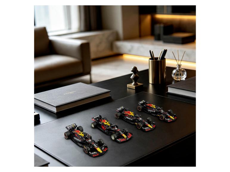 Vier Bburago F1 Red Bull 4-fach Weltmeister Sonder-Edition 1:43 Modelle auf einem Schreibtisch.