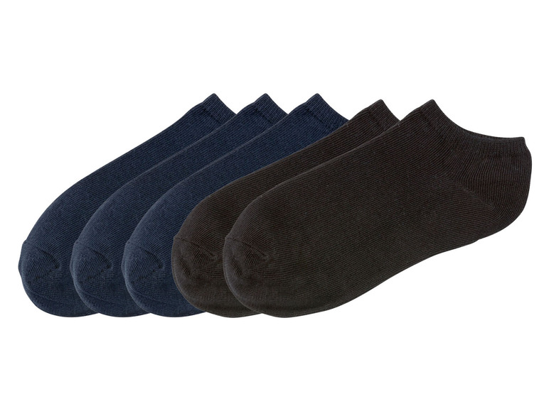 Ein Set mit drei Paaren dunkelblauer Socken und einem Paar schwarzer Socken.