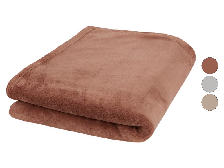 Braune Fleecedecke gefaltet mit Farbmustern daneben.