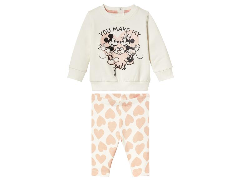 Mickey Mouse Sweatshirt mit Herzprint und rosafarbene Leggings mit Herzprint.