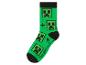 Grüne Socken mit schwarzen Pixelmustern und schwarzen Bündchen.