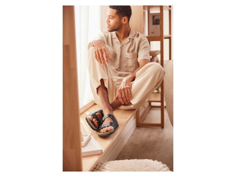 Herrensandalen und Freizeitkleidung.