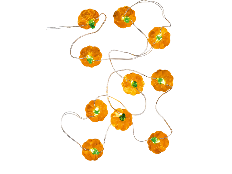 Halloween-Kürbis-Lichterkette mit orangefarbenen Kürbissen und grünen Stielen auf schwarzem Hintergrund.