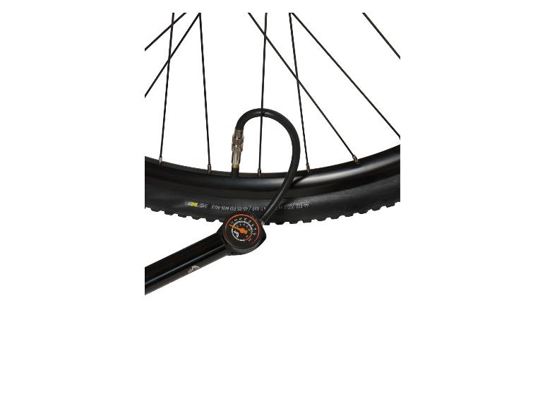 Fahrradpumpe mit Manometer, angeschlossen an einen schwarzen Fahrradreifen.