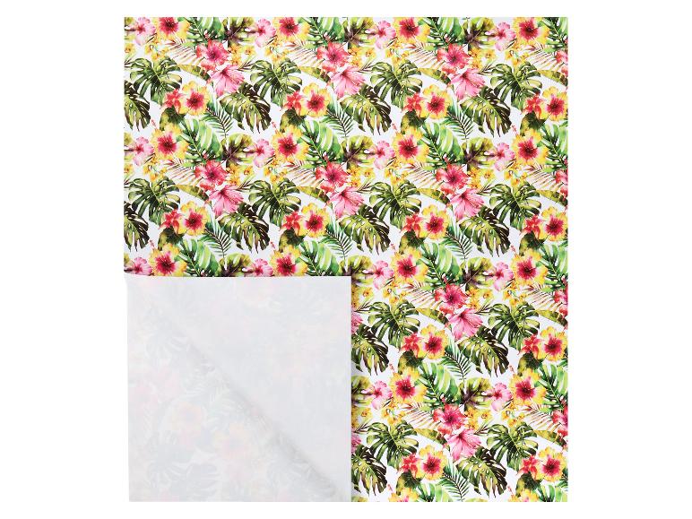 Geschenkpapier mit tropischem Hibiskusblüten- und Monstera-Blattmuster.