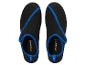Ein Paar schwarze Wasserschuhe mit blauen Akzenten und Klettverschluss