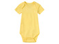 Ein gelber Babybody mit kurzen Ärmeln.