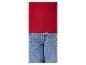 Rotes Ripptop und blaue Jeans