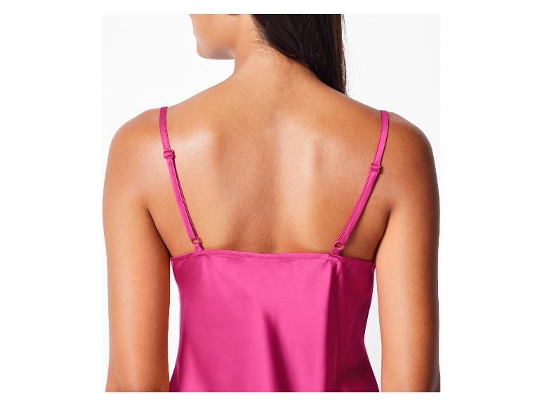 Eine Frau in einem rosafarbenen Satin-Top.