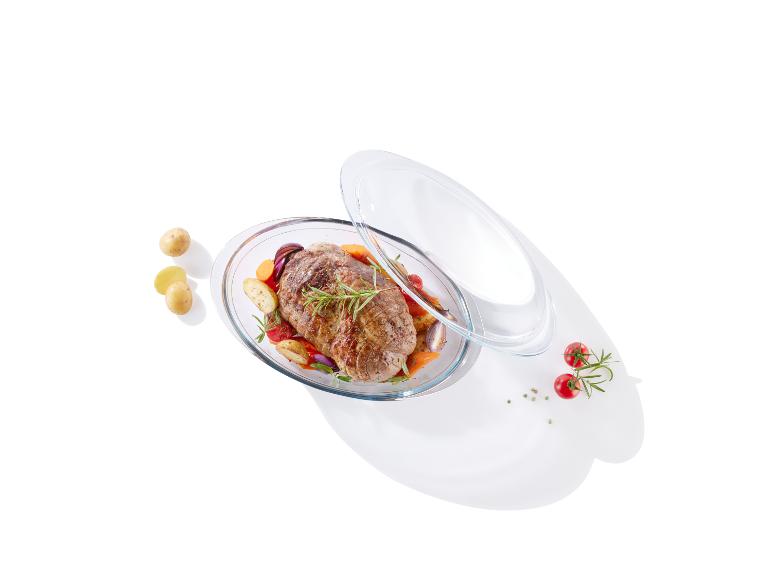 Gebratenes Fleisch mit Gemüse in einer Glasform mit Deckel.