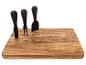 Holzkäsebrett mit drei schwarzen Käsemessern.