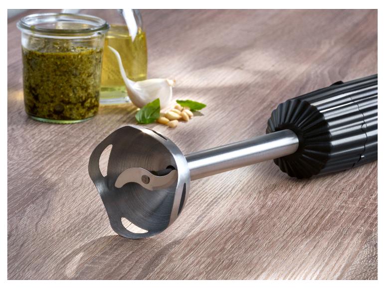 Stabmixer mit Pesto, Olivenöl, Knoblauch, Pinienkernen und Basilikum.