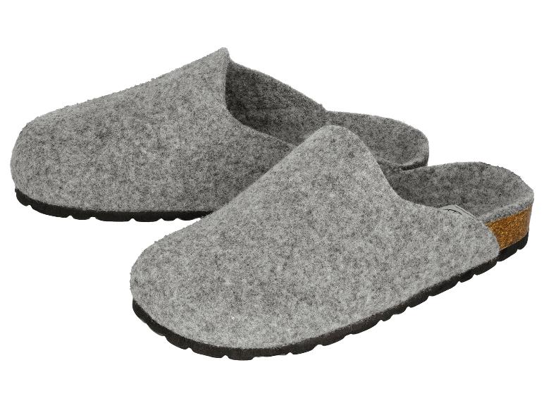 Ein Paar graue Filzpantoffeln mit schwarzer Sohle und Korkdetails.