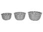 Drei Edelstahlschüsseln in verschiedenen Größen, in einer Reihe angeordnet