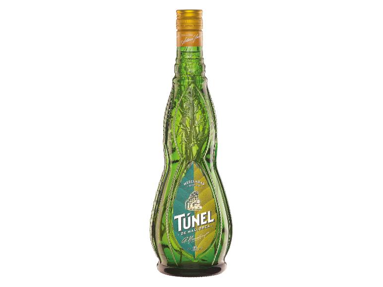 Grüne Glasflasche mit gemischtem halbtrockenem Likör aus Mallorca, mit Goldverschluss.