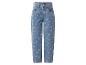 Blaue Kinderjeans mit buntem Herzmuster.