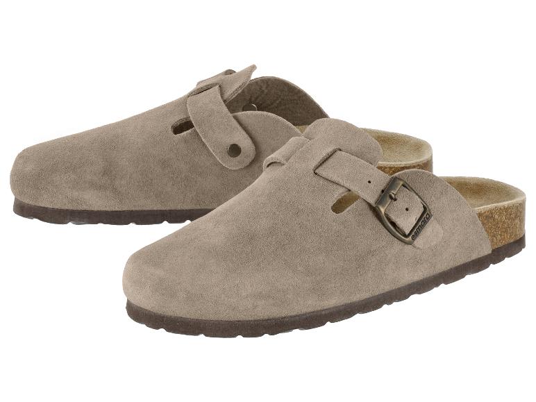 Beige Wildleder-Clogs mit Metallschnallen und Korksohle.