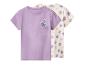 Zwei kurzärmelige T-Shirts, eines lila mit Blumentasche, eines cremefarben mit lila und rosa Blumen.