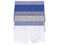 Drei Paar Boxershorts in Weiß, Grau und Blau.