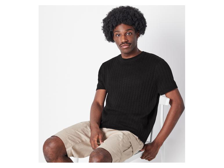 Schwarzes geripptes T-Shirt und beige Cargo-Shorts für Herren.