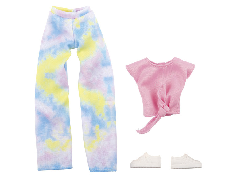Tie-Dye-Hose, rosafarbenes Oberteil und weiße Sneaker für eine Puppe.