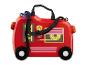 Ein roter Koffer mit Rädern, entworfen als Feuerwehrauto.