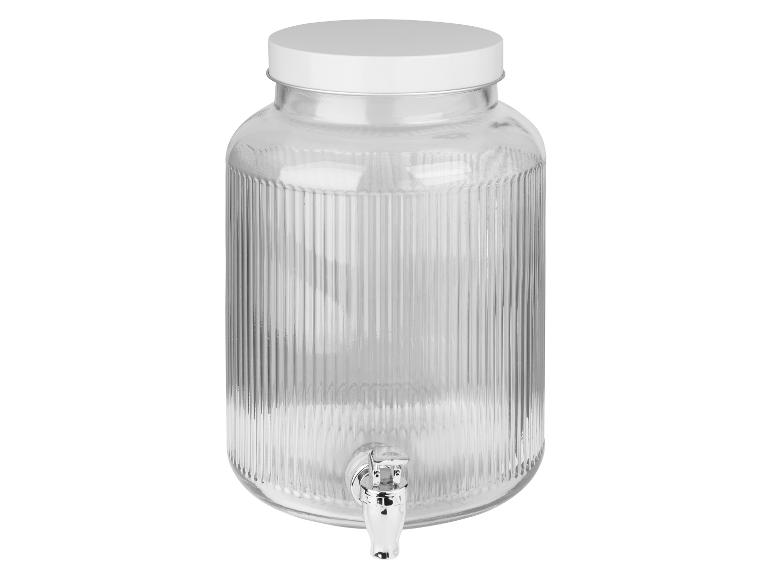 Große gerippte Glaskaraffe mit Hahn.