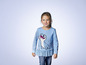Ein Mädchen trägt ein blaues Frozen T-Shirt mit Olaf.