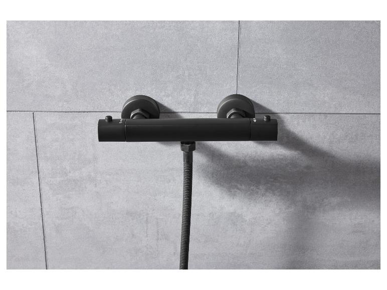 Schwarze, wandmontierte Thermostat-Duschbatterie.