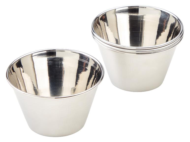 Zwei silberne, metallene Schüsseln.