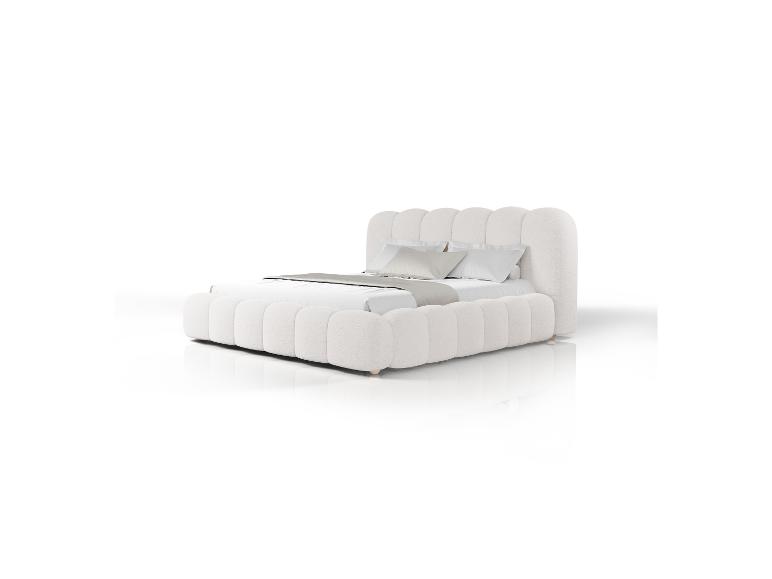 Weißes gepolstertes Doppelbett mit geschwungenem Kopfteil und Lattenrost.