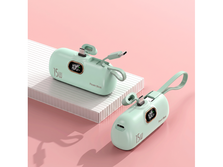 Zwei mintgrüne tragbare Powerbanks mit 100%- und 15W-Anzeige auf rosa und weißem Hintergrund.
