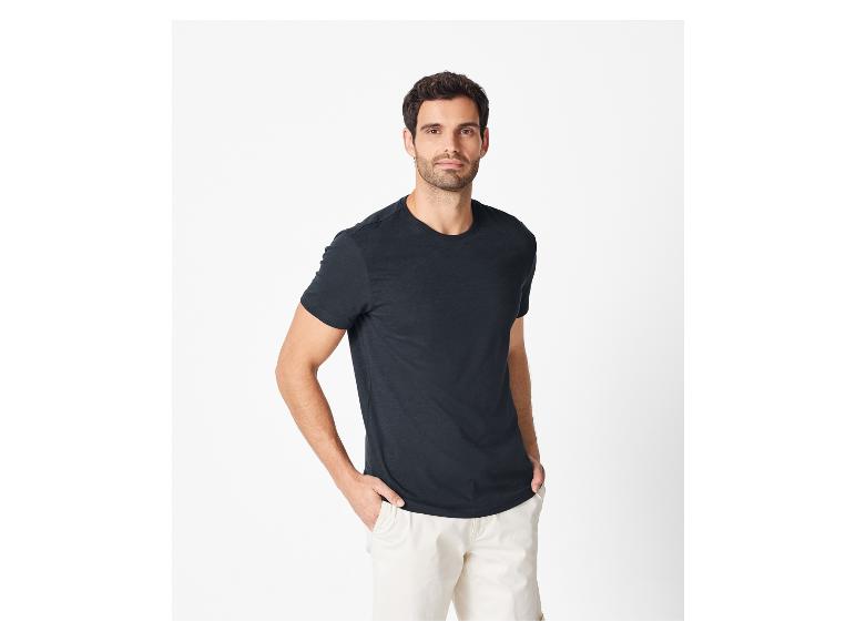 Schwarzes T-Shirt und beige Shorts für Herren.