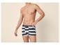 Hemdloser Mann in weiß-blau gestreiften Boxershorts