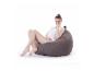 Eine Frau sitzt in einem grauen Sitzsack.