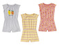 Drei Baby-Overalls mit kurzen Ärmeln: ein grauer mit Zitronen, ein gestreifter und ein rosa mit Orangen.