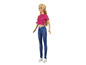 Eine Barbie-Puppe mit blauer Jeans und einem rosa Oberteil.