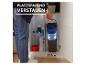 Person verstaut einen kompakten blau-braunen Eimer in einem Schrank, Maße 41x23,5 cm.