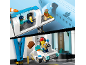 Spielzeug-Flughafen mit Fluggastbrücke, Flugzeug und Gepäckwagen.