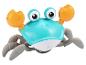 Spielzeugkrabbe mit blauem Körper, orangefarbenen Scheren und grauen Beinen.