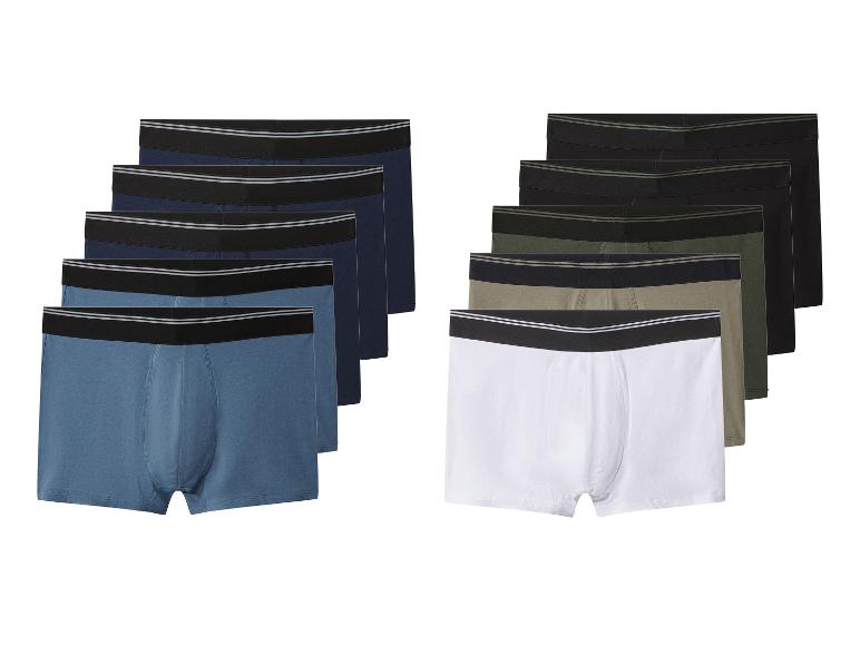 Zwei Sets Herren-Boxershorts, eines in Blautönen und das andere in Schwarz, Weiß und Oliv.