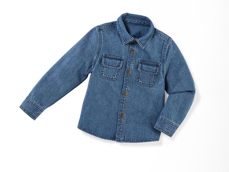 Eine blaue Jeansjacke mit Knöpfen und Taschen.