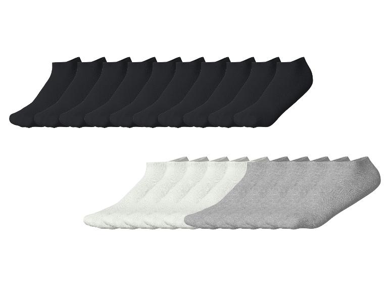 Packungen mit schwarzen, weißen und grauen Socken.