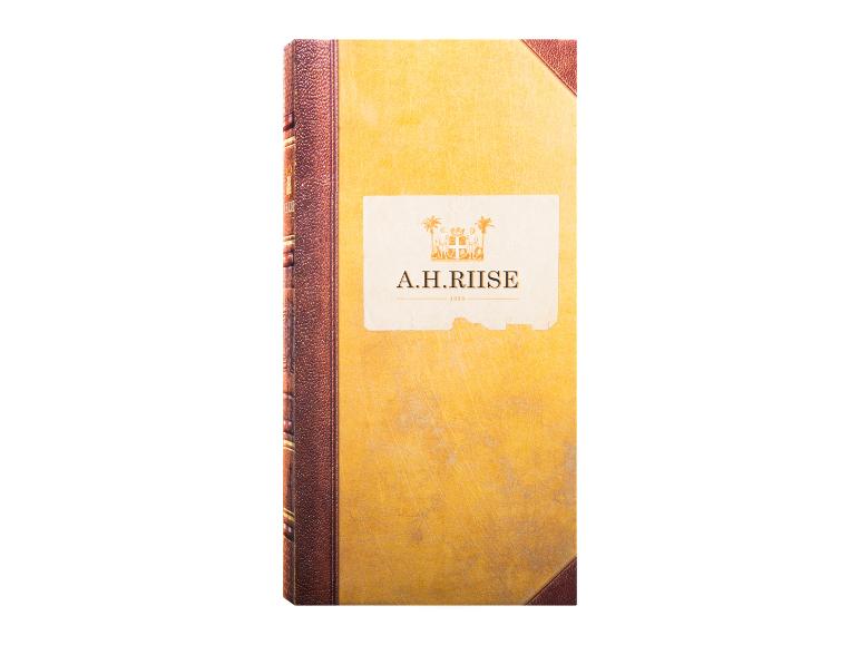 Altes Buch mit braunem und gelbem Ledereinband, mit Wappen und dem Text „A.H. RIISE 1838“.