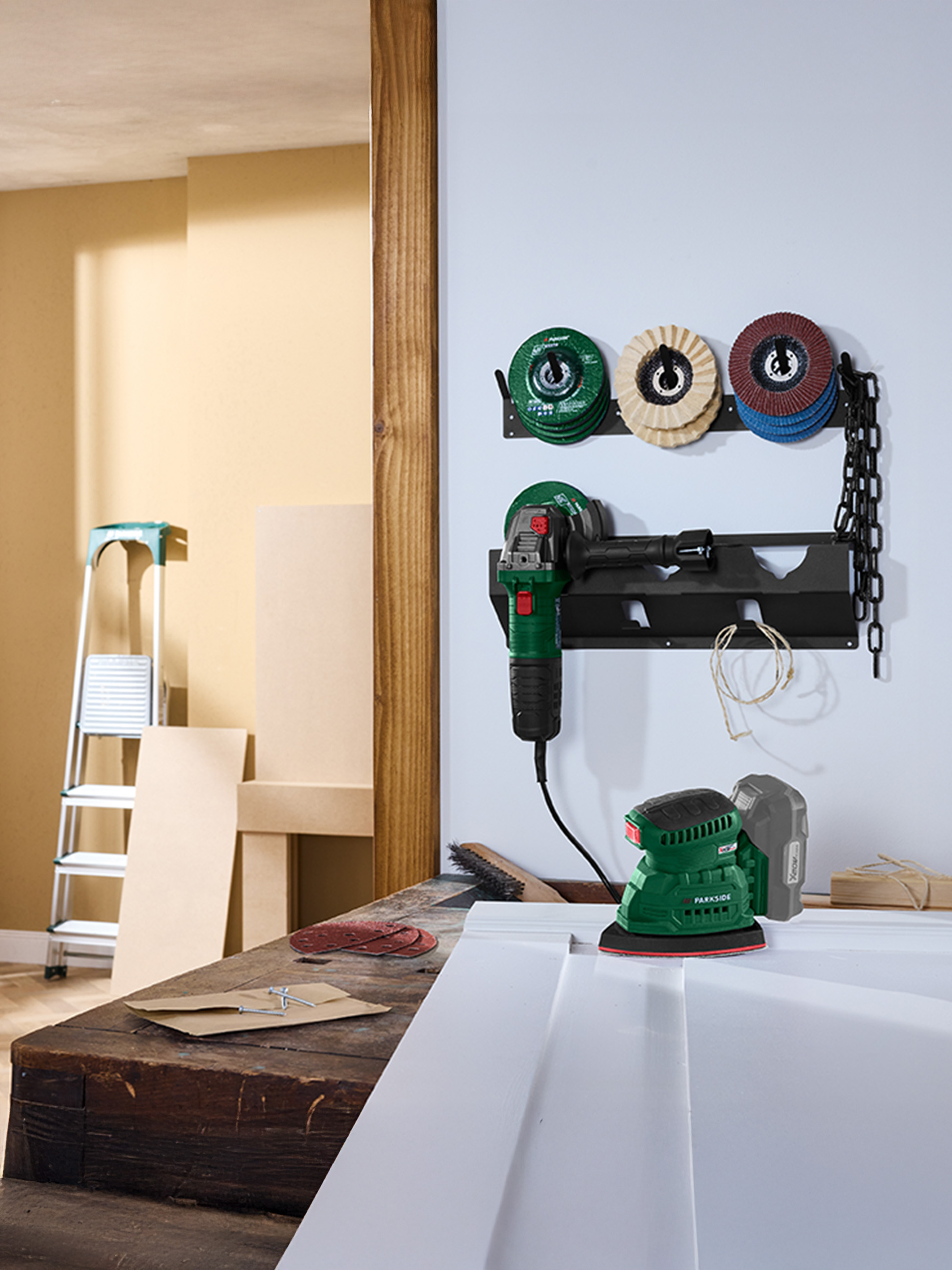 Eine Werkstattszene mit einem Winkelschleifer und einem Schleifer auf einer Werkbank, mit Schleifscheiben an der Wand.