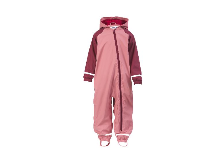 Rosa und bordeauxroter wasserdichter Kinderoverall mit Kapuze und reflektierenden Streifen.
