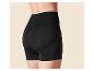 Rückenansicht einer Frau in schwarzen High-Waist-Shorts mit Po-Polsterung
