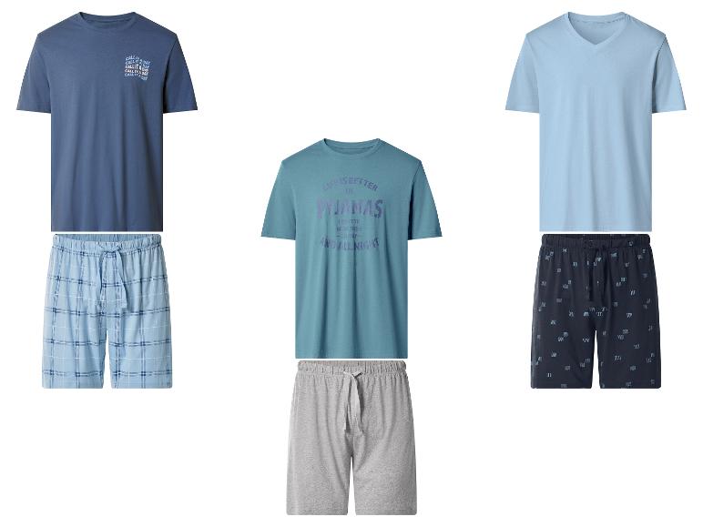 Drei Herren-Pyjama-Sets: blau mit 'Call it a day' Text, türkis mit 'Life is better in pyjamas' Text und hellblau mit gemusterten Shorts.