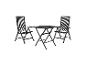 Schwarzer Klapptisch und zwei Klappstühle für den Außenbereich.