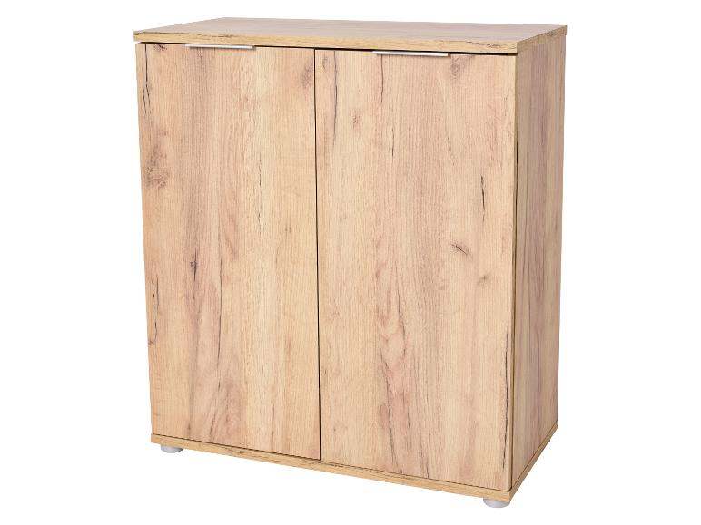 Heller Holzschrank mit Doppeltüren und silbernen Griffen.